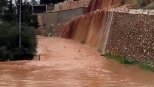 Antalya'da şiddetli yağış su baskınlarına neden oldu
