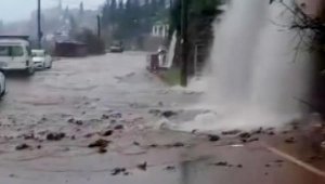 Antalya'da yağmur ve fırtına hayatı olumsuz etkiledi