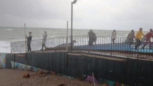Antalya'da yağmur ve fırtına hayatı olumsuz etkiledi