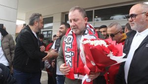 Antalyaspor'un yeni teknik direktörü Sergen Yalçın Antalya'ya geldi