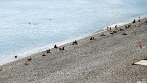 Denizin sıcaklığı havayı geçti; turistler yüzdü