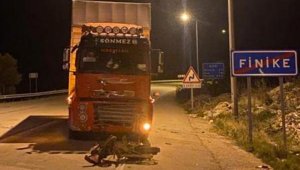 Kamyonetle çarpışan motosikletli öldü