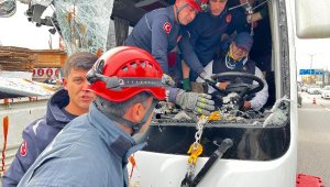 Kaza sonrası kurtarılmayı beklerken dakikalarca telefonla konuştu