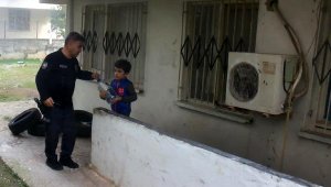 Küçük çocuk, yangın söndürme çalışması sırasında bidonla su taşıdı
