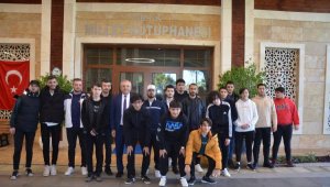 Kütüphaneye gelen öğrencilere belediyeden ikram