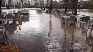 Manavgat ırmağı taştı, işletmeler su altında kaldı
