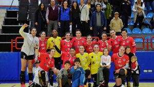Mavi Kelebekler zirveye demir attı