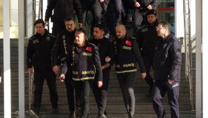 Motokurye ile baldızını öldüren şüpheli, eşi ve arkadaşıyla adliyede