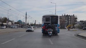 Otobüse tutunan patenli çocuklara 'tekmeli' uyarı