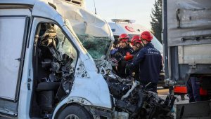 Park halindeki TIR'a çarpan minibüsün sürücüsü öldü