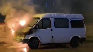 Seyir halindeki minibüs yandı