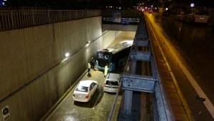 Antalya'da sağanak sonrası trafiğe kapatılan tünelde bir de otobüs mahsur kaldı