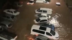 Antalya'da şiddetli yağış hayatı olumsuz etkiledi-2