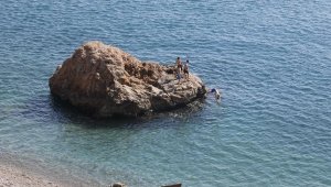 Denizin, havadan sıcak olduğu Antalya'da sahiller doldu