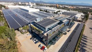 Fabrikaların çatıları elektrik üretiyor