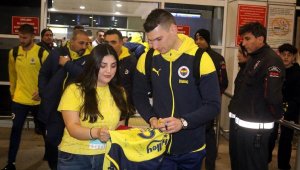 Fenerbahçe, Antalya'da coşkuyla karşılandı