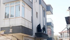 Güneş enerjisi sistemini tamir ederken çatıdan düşüp, ağır yaralandı
