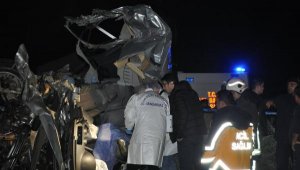 Hafif ticari araç tıra çarptı: 1 ölü, 1 yaralı