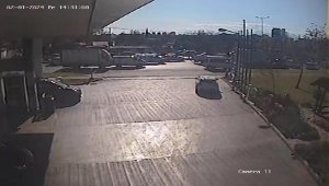Kazaya karışan kamyonet kanala düştü, sıkışan sürücüyü itfaiye kurtardı