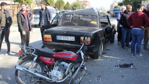 Motosikletle otomobil çarpıştı: 2 yaralı