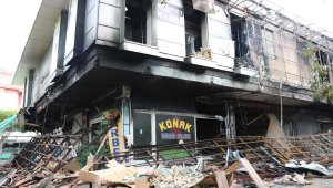 Yangında 4 iş yeri ve 1 otomobil zarar gördü