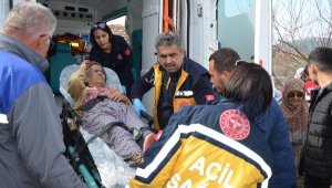 Yaşlı kadını alevlerden komşuları kurtardı