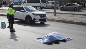 Yaya geçidinde otomobil çarptı: 1 ölü, 1 yaralı
