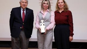 Yılın kadını ödülü Rektör Özkan'a verildi