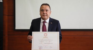 2'nci kez kazanıp ilki başaran Böcek, mazbatasını aldı
