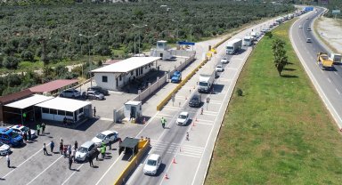 Antalya girişinde kilometrelerce uzunlukta araç kuyruğu
