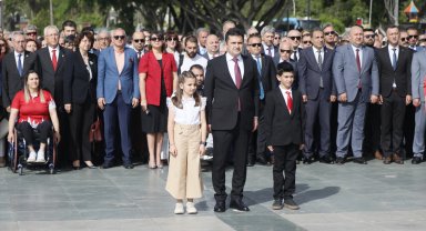 Antalya'da 23 Nisan heyecanı çelenk sunumuyla başladı