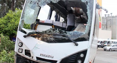 Antalya'da servis midibüsü devrildi; 19 yaralı