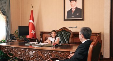 Antalya'nın çocuk valisi makamı devraldı