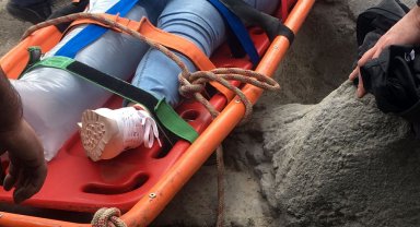 Ayağı sıkışan turisti itfaiye kurtardı