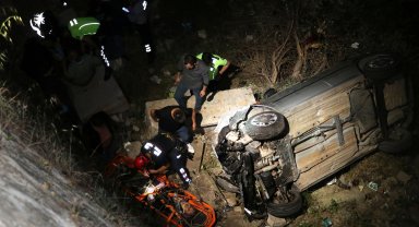 Bariyere çarpıp 17 metreden düşen otomobilde burunları bile kanamadı