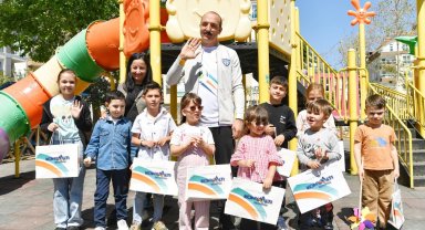 Başkan Kotan parkı temizleyen çocuklarla buluştu