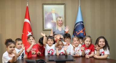 Çocuklar rektörlük koltuğunda