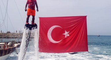 Denizde bayrak açarak 23 Nisan'ı kutladılar