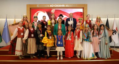 Dünya çocukları Büyükşehir Belediyesi'ni ziyaret etti