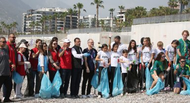 Dünya Şampiyonası'na katılacak atletler çöp topladı