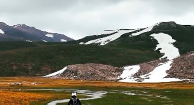 Endemik çiçekleri motosikletle ezdiler