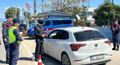 Jandarmadan sürücülere uyarı ve kolonya ikrami