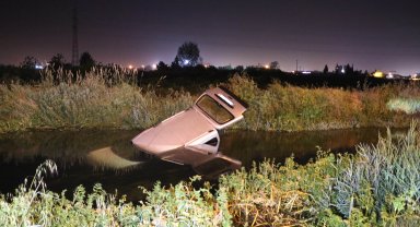 Kanala düşen otomobilin sürücüsü kaçtı