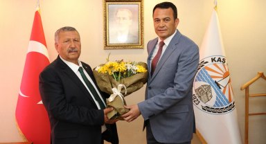 Kaş'ta göreve başlayan başkan, eve dönerken kaza geçirdi