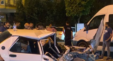 Motosiklet aracın altına girdi; 2 yaralı