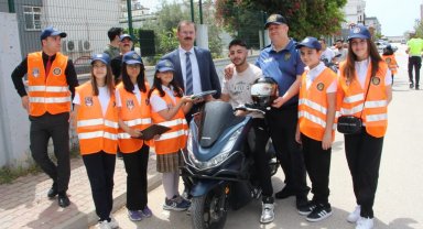 Öğrencilerden sürücülere kask