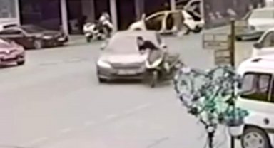 Otomobille çarpışan motosikletin sürücüsü metrelerce sürüklendi