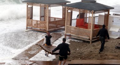 Sahildeki işletmeler şezlong ve masalarını fırtınadan korumaya çalıştı