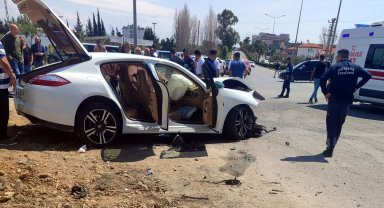 Servis midibüsü ile otomobil çarpıştı: 29 yaralı