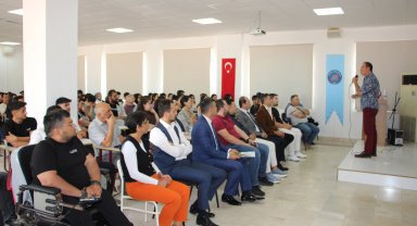 Sümer Ezgü, Kumluca'da söyleşiye katıldı